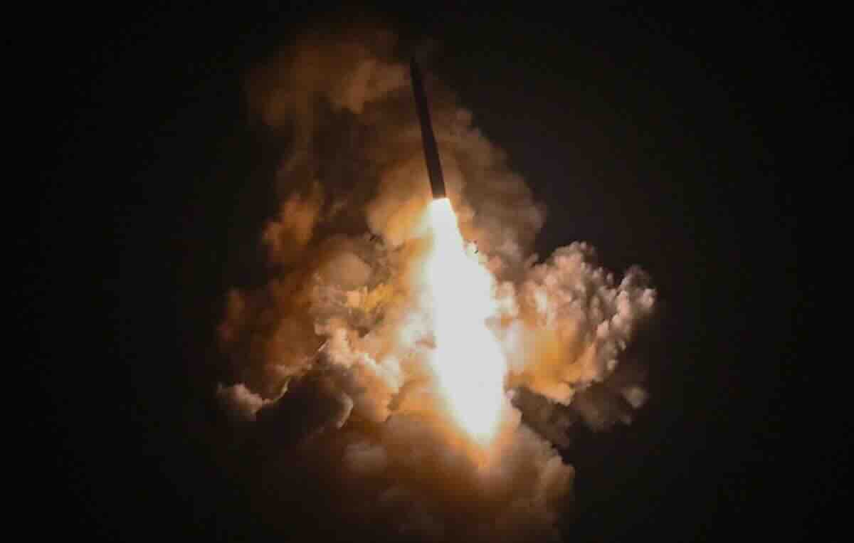 amerika lansirala nuklearnu poruku! minuteman iii preleteo 6.700 km iznad pacifika – kome se obraćaju?