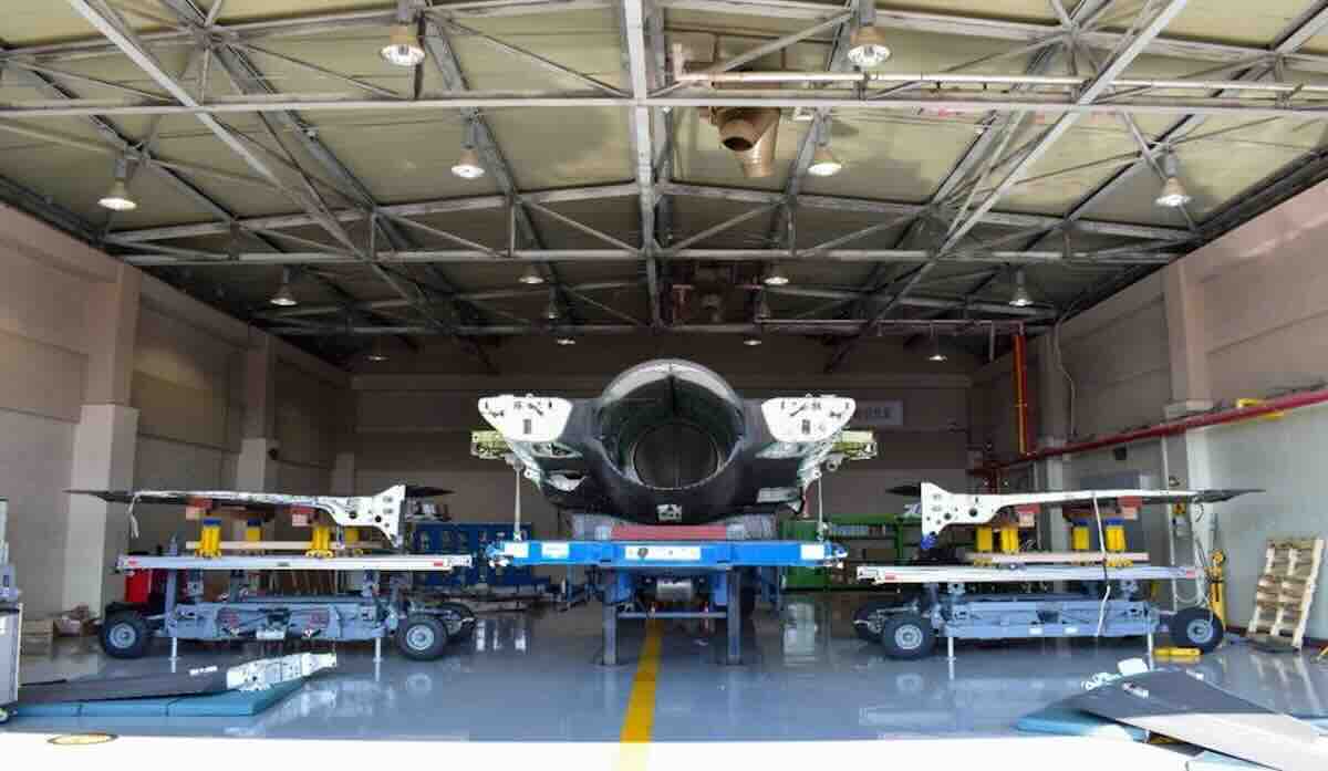 avion f 35a koji je teško oštećen prilikom prinudnog sletanja bez stajnog trapa u južnoj koreji, uspešno je obnovljen za obuku zahvaljujući prvoj zameni krila u istoriji ovog tipa letelice. avion f 35a koji je teško oštećen prilikom prinudnog sletanja bez stajnog trapa u južnoj koreji, uspešno je obnovljen za obuku zahvaljujući prvoj zameni krila u istoriji ovog tipa letelice.