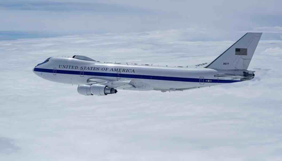 avion sudnjeg dana iz hladnog rata ide u penziju evo čime će amerikanci zameniti boeing e 4!