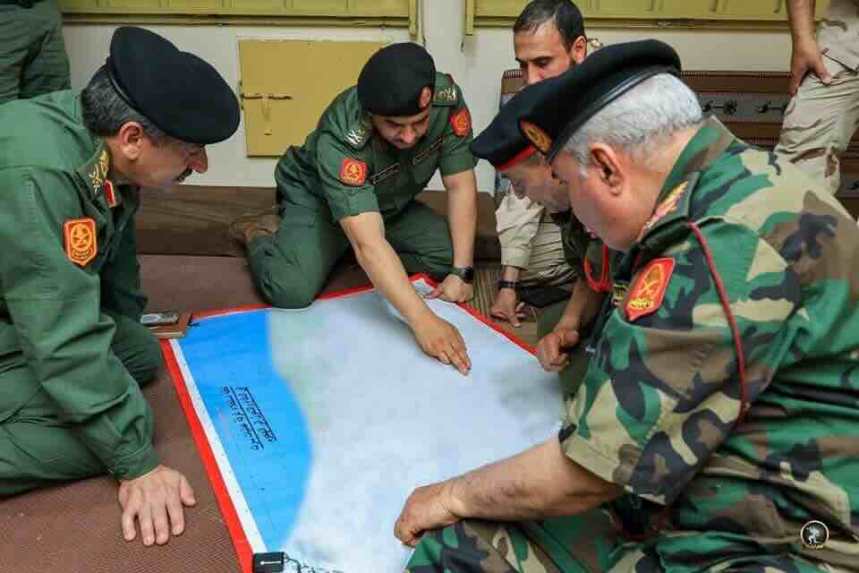 general potpukovnik sadam haftar, komandant kopnenih snaga libijske nacionalne armije (lna) razrađuje neke taktike na patosu