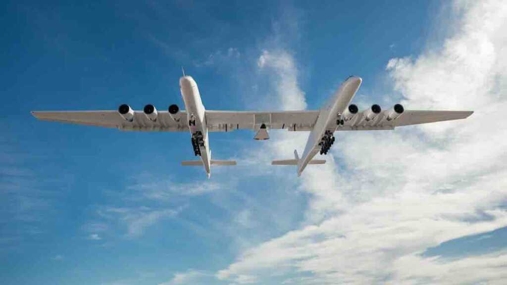 lansirna platforma stratolanč rok poleće sa vazdušne i svemirske luke mohave na aerodromu rutan field, noseći testnu platformu talon a2.