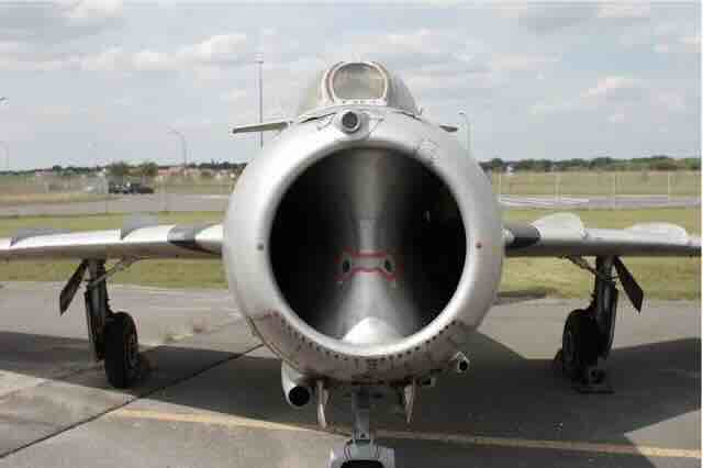 mig 15 bis dva topa 23 mm i jedan top 37mm mig 15 bis dva topa 23 mm i jedan top 37mm