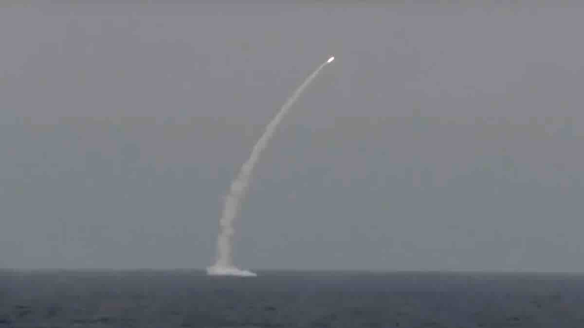 najnovija ruska podmornica „arhangelsk“ završava testiranja „kalibar“ pogodio metu s 600 km iz podvodne zasede!