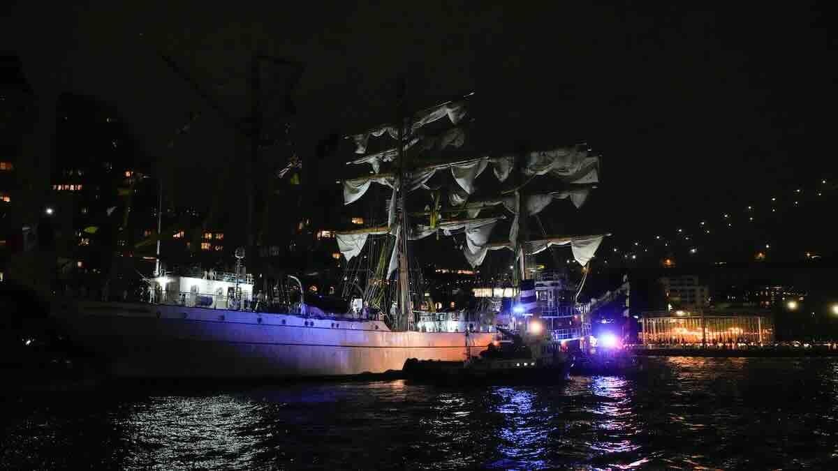 ratni brod meksičke mornarice udario u čuveni bruklin most u njujorku – 2 poginula, najmanje 22 povređena