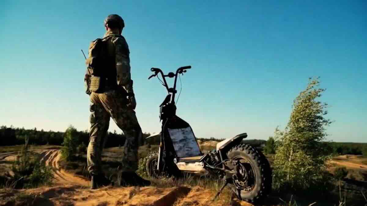 ukrajinski vojnik sa trotinetom