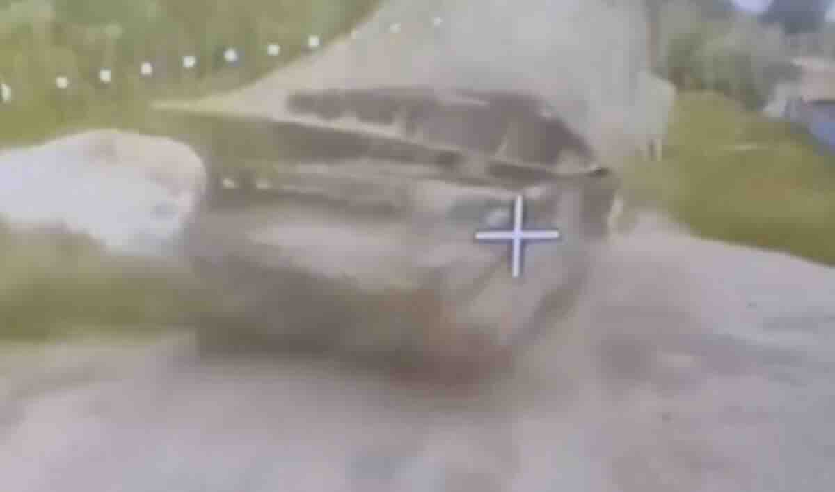 uništen još jedan američki bradley kod ruske granice – snimak fpv drona otkriva neuspešan proboj ukrajinaca!