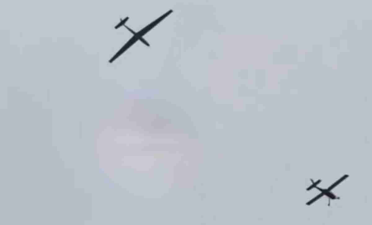 dron vuče jedrilicu te potom oboje idu ka meti