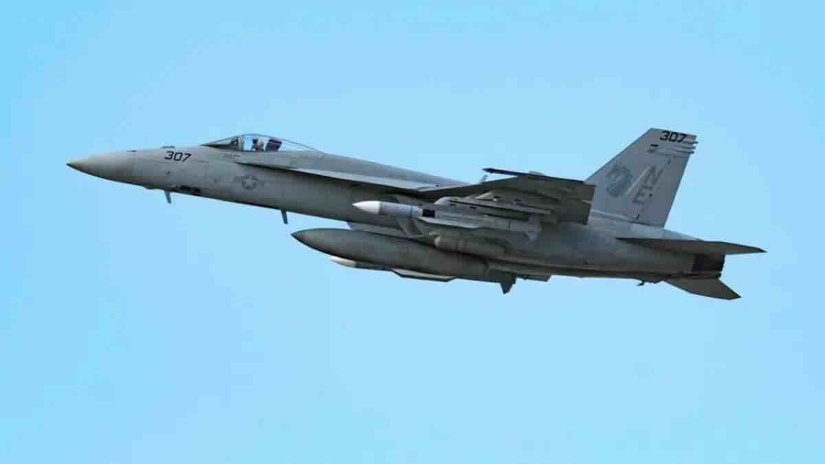 F-18 Super Hornet nosi AIM-174 F-18 Super Hornet nosi AIM-174