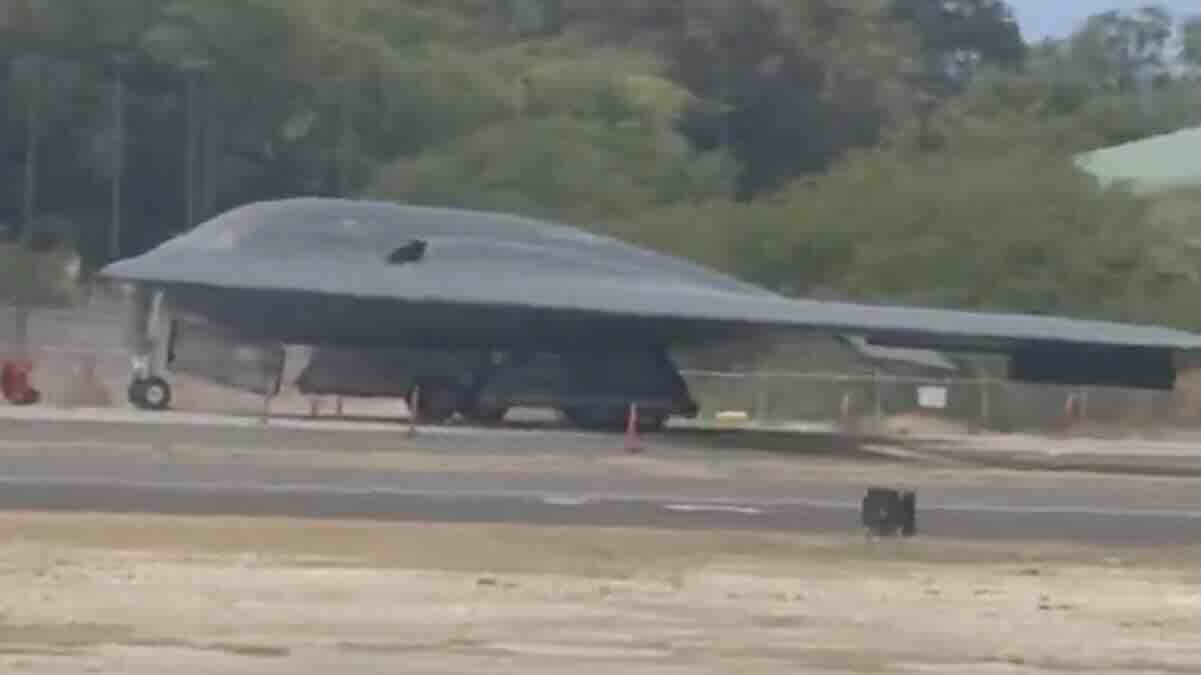 jedan od b 2 bombardera korišćenih kao mamac u operaciji udara sad na iran prinudno sleteo na havaje