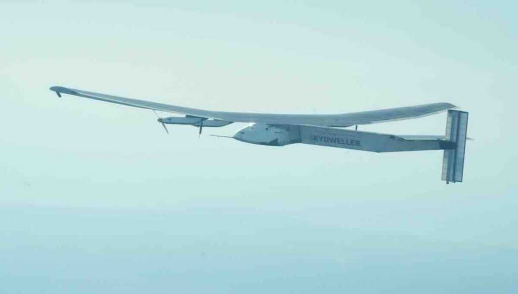 revolucija u špijuniranju prvi solarni dron sa rasponom krila većim od boeinga 747 leti mesec dana bez prestanka!