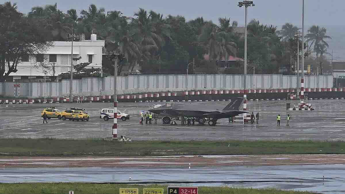 urnebesana scena u indiji! pilot f 35 koji je izvršio prinudno sletanje odbio da napusti lovac tražio šamlicu da sedi pored njega