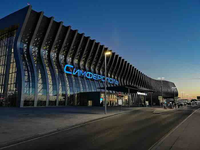 velelepni novi aerodrom u simferopolju.