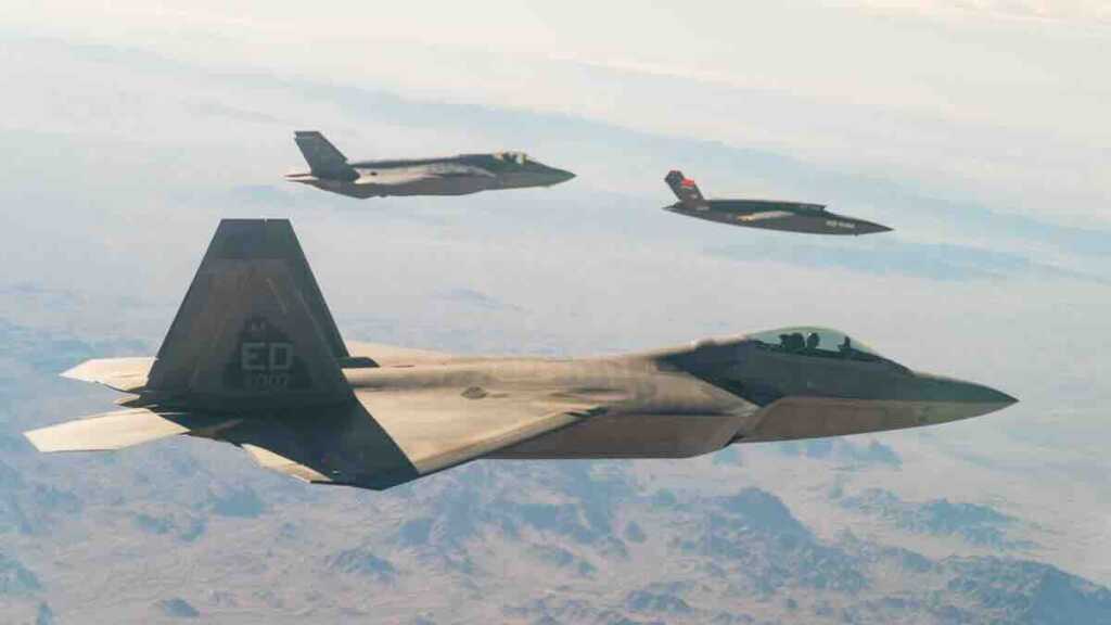 f 22 raptor i f 35a lightning ii lete u formaciji sa xq 58a valkyrie.