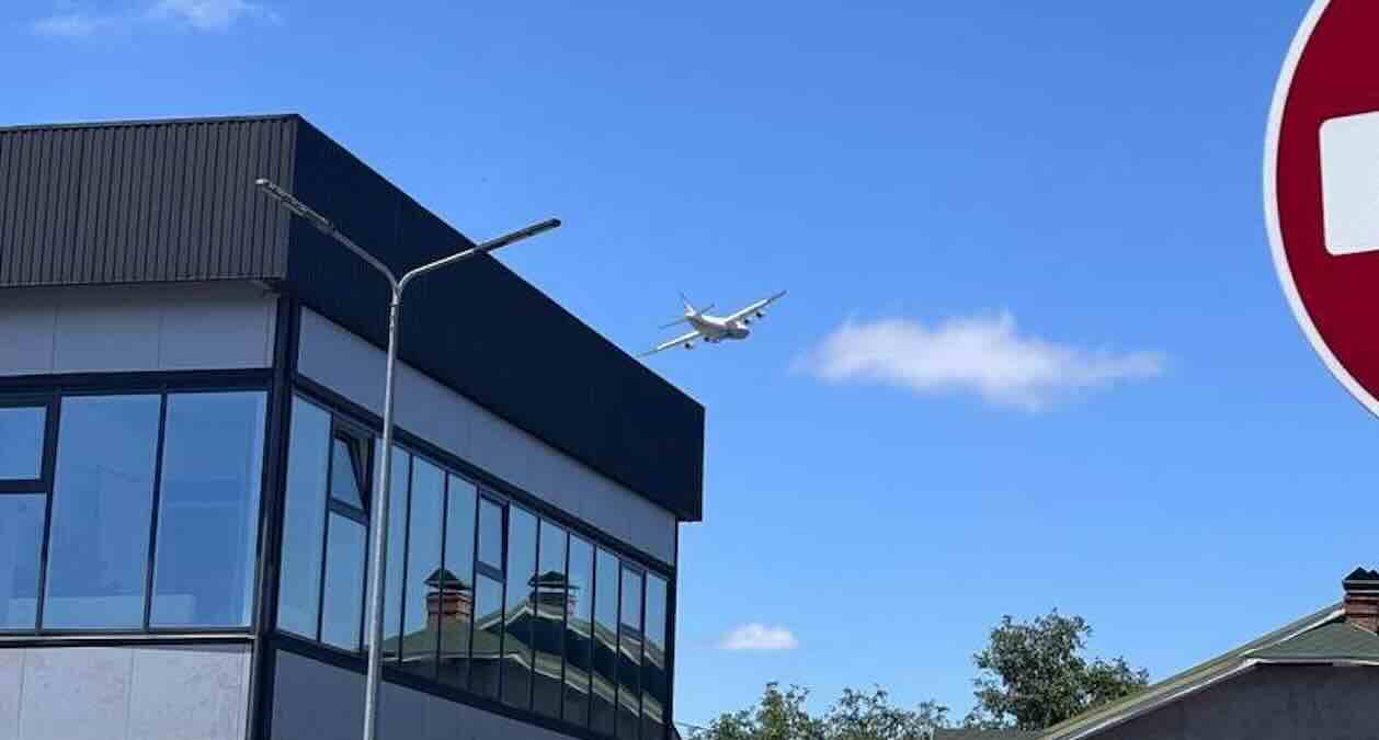 prvi put od početka rata iznad kijeva snimljen putnički avion — nosio oružje ili zelenski bežao? prvi put od početka rata iznad kijeva snimljen putnički avion — nosio oružje ili zelenski bežao?