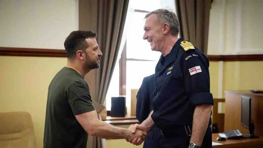 „odigrao ključnu ulogu u bici za crno more” britanski admiral radakin ispraćen uz priznanja za doprinos ukrajini
