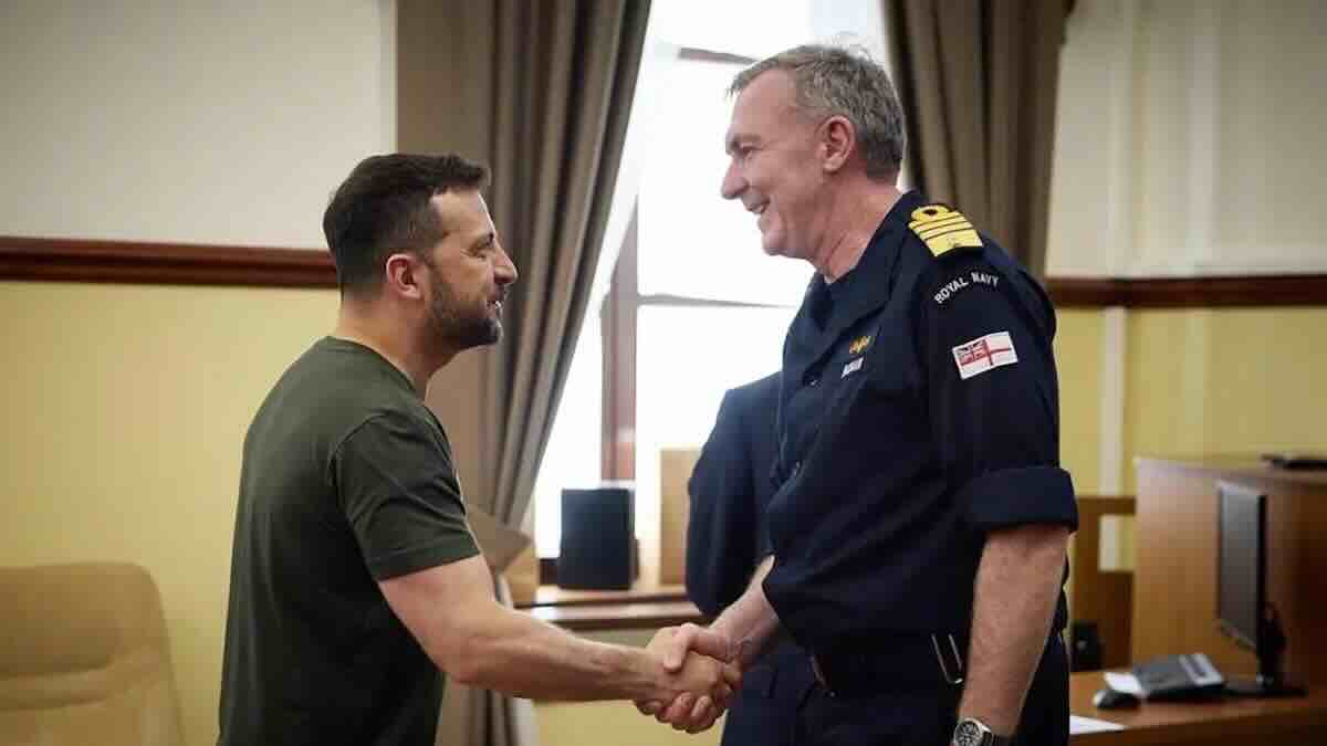 „odigrao ključnu ulogu u bici za crno more” britanski admiral radakin ispraćen uz priznanja za doprinos ukrajini