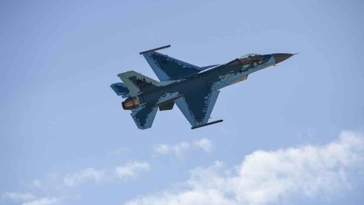 američki f 16 nosi ruski su 57 kamuflažni “plašt” – avion sada trenira pilote za borbu protiv felona!