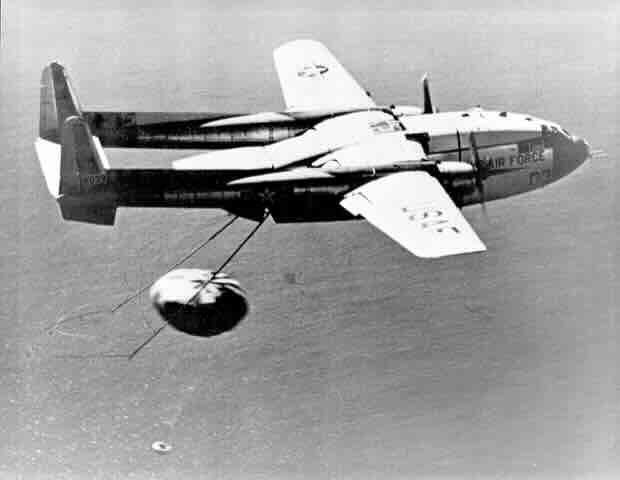 fairchild c 119j flying boxcar prihvata kapsulu s filmom