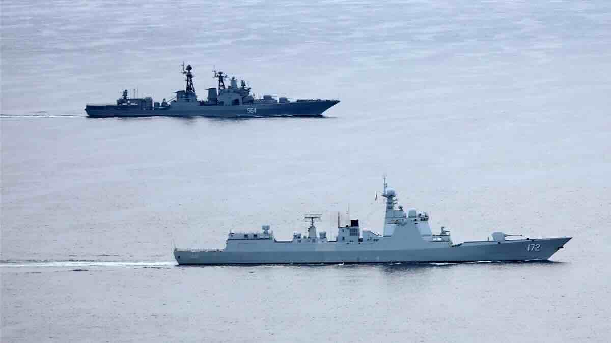 kineski razarač kunming plovi sa ruskim protivpodmorničkim admiralom tribucom zapadnim pacifikom 2021 godine