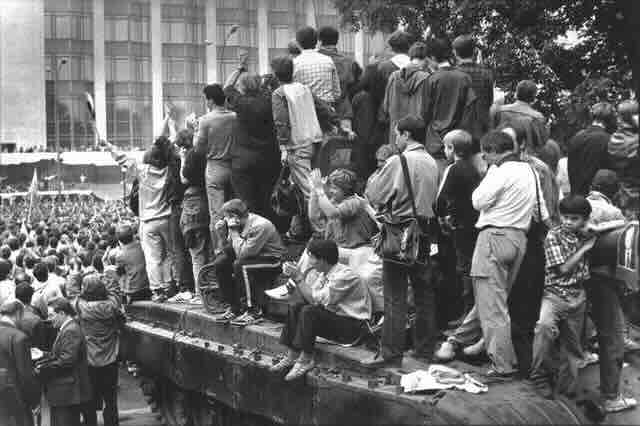 miting kraj belog doma