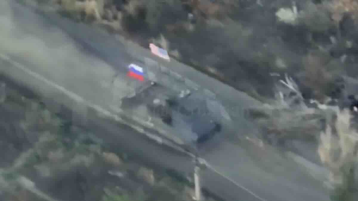 nadrealni kadar ruski vojnici jurišaju na ukrajinske položaje u oklopnjaku m113 noseći zastave rusije i sad!