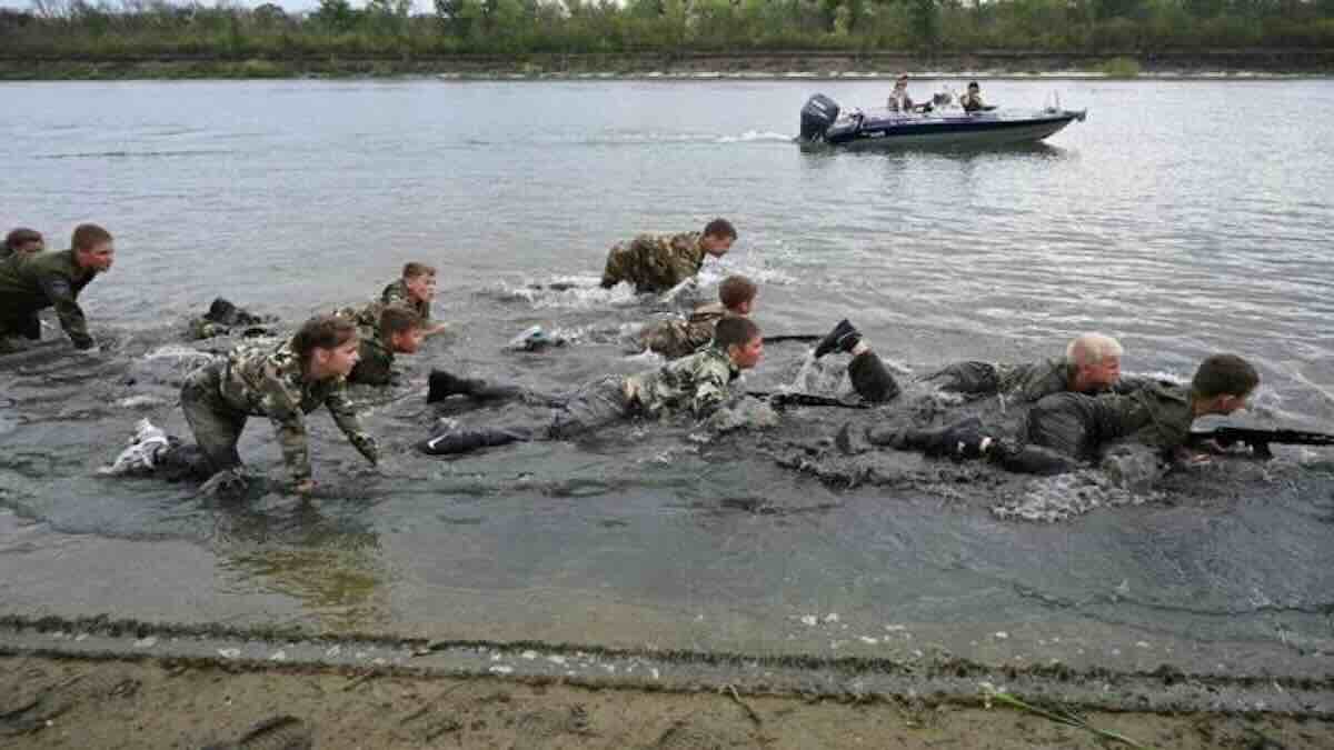putin stvara „generacije spartanaca“ ruska deca od osam godina uče da rukuju ak 47 i bacaju bombe!