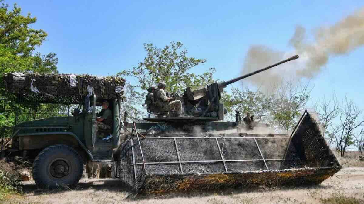 ruski „kabriolet“ kamion sa topom s 60 novo improvizovano oružje protiv ukrajinskih dronova