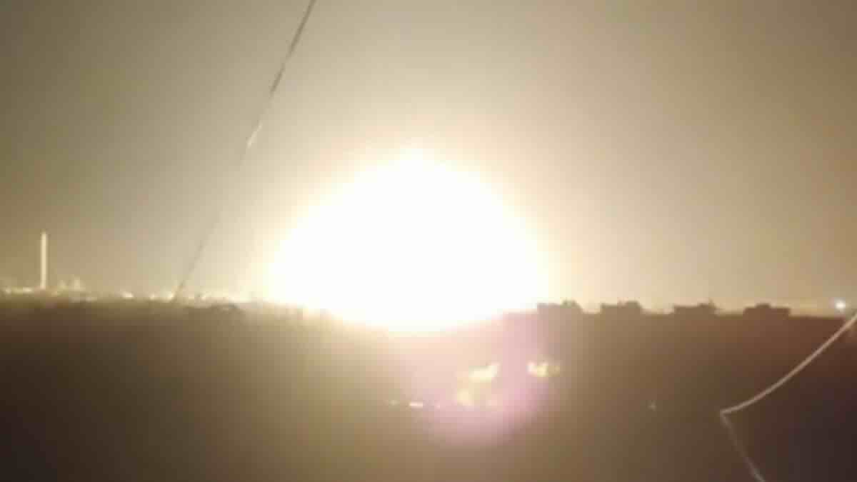 trenutak udara rakete h 101 lansirane sa strateškog bombardera tu 95 na rafineriju nafte u kremenčugu trenutak udara rakete h 101 lansirane sa strateškog bombardera tu 95 na rafineriju nafte u kremenčugu