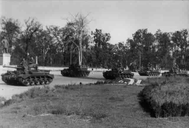 24 britanska srednja tenka a 34 kometa