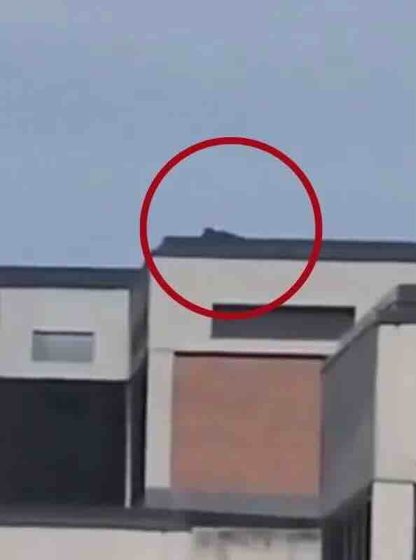 atentator na krovu pre ispaljivanja hica