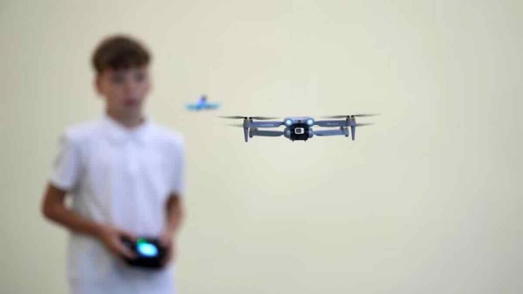 dete sa dronom dete sa dronom