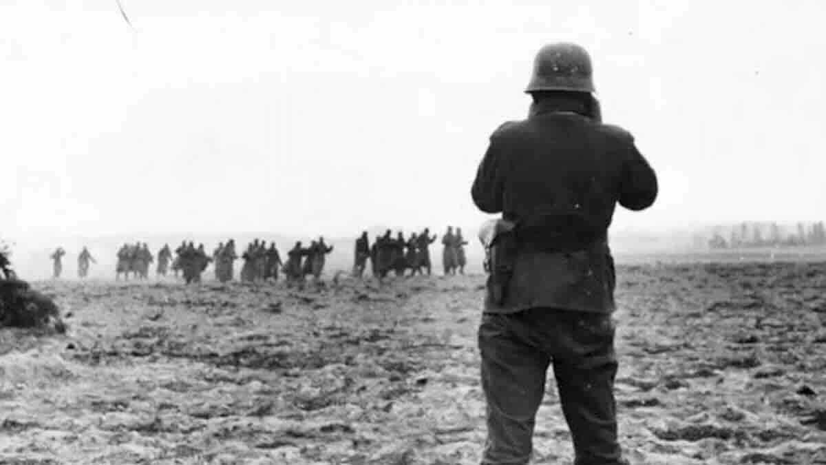 kinooperater snima kolonu zarobljenika na istoČnom frontu