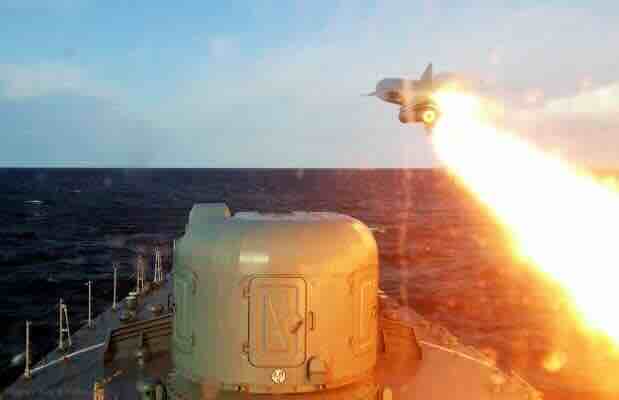 retka fotografija raketa napušta lansirnu rampu