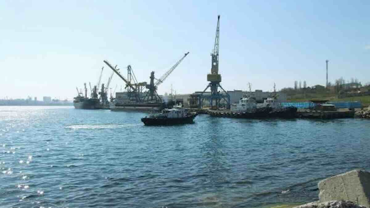 ruski dronovi pogodili azerbejdžanski brod u luci Černomorsk eksplozije potresle stratešku ukrajinsku luku