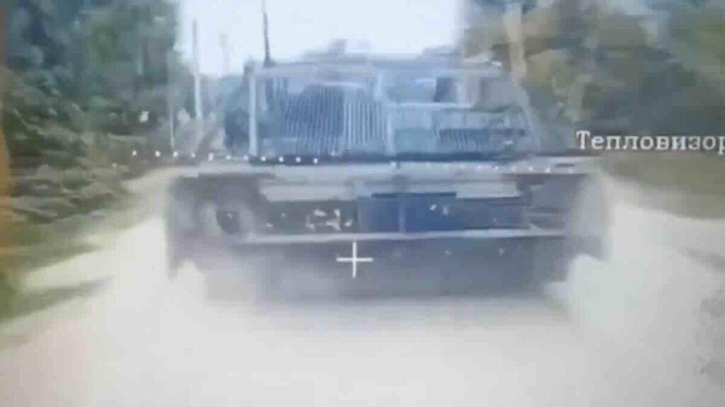 sekund pred udar fpv drona u abrams od pozadi kadar iz videa sekund pred udar fpv drona u abrams od pozadi kadar iz videa