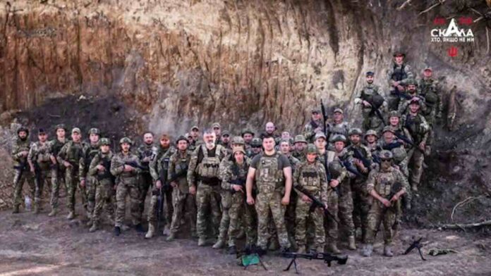 simboliČno fotografisanje kraj litice (ukrajinska jedinica skala)