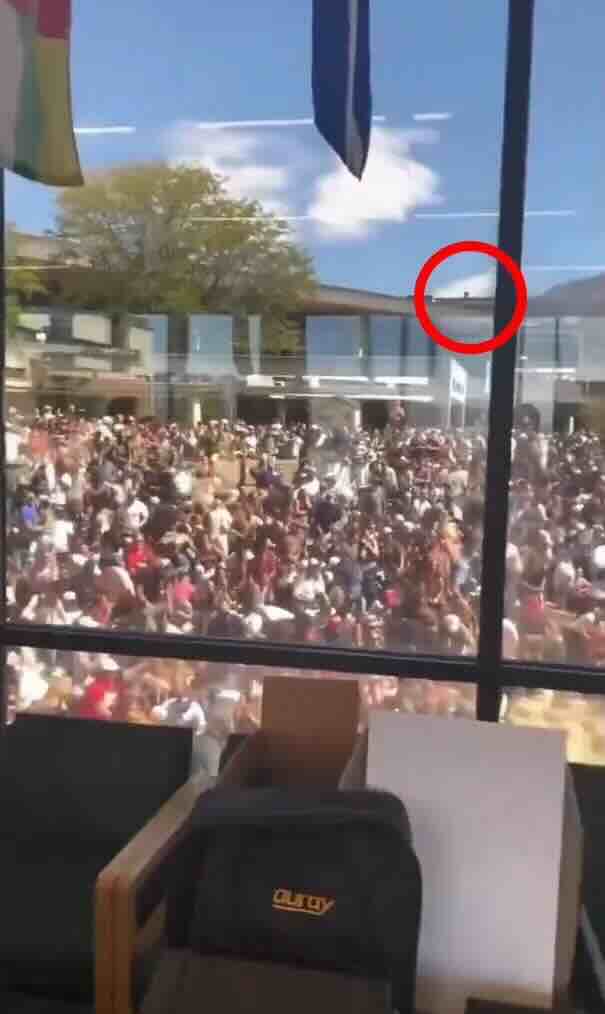 strelac beži sa krova nakon ispaljivana hica.jpg