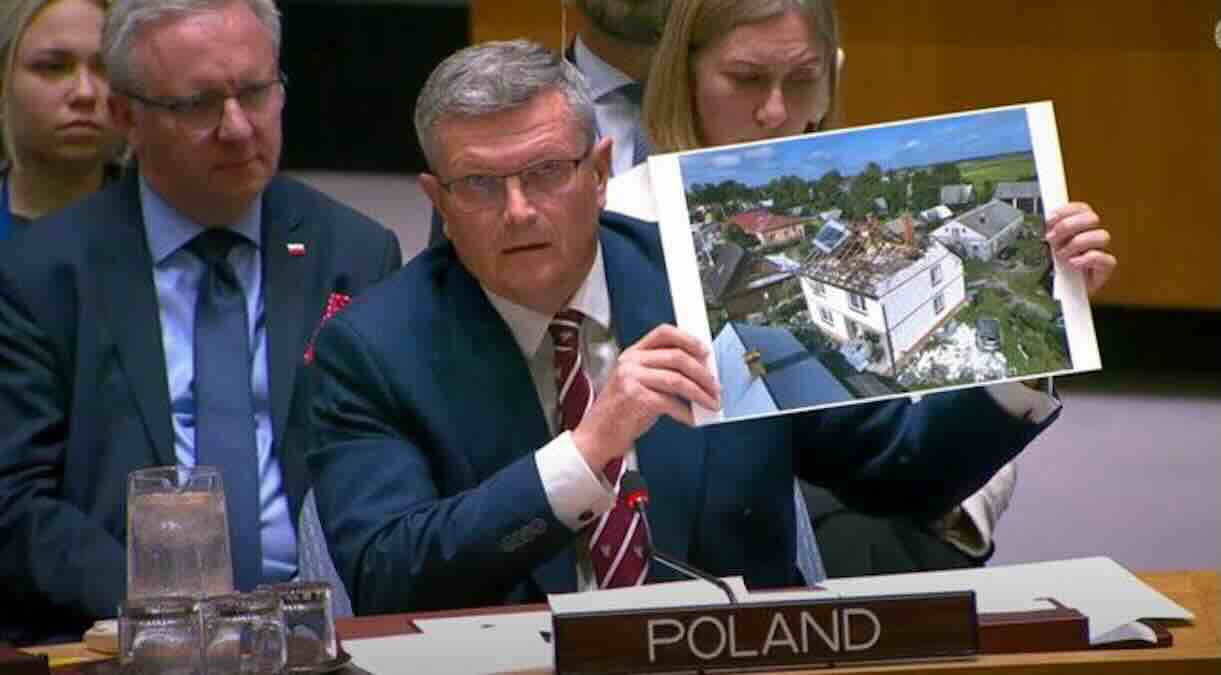 u pokušaju da obori ruski dron, lovac f 16 raketom aim 120 amraam pogodio civilnu kuću u poljskoj! u pokušaju da obori ruski dron, lovac f 16 raketom aim 120 amraam pogodio civilnu kuću u poljskoj!