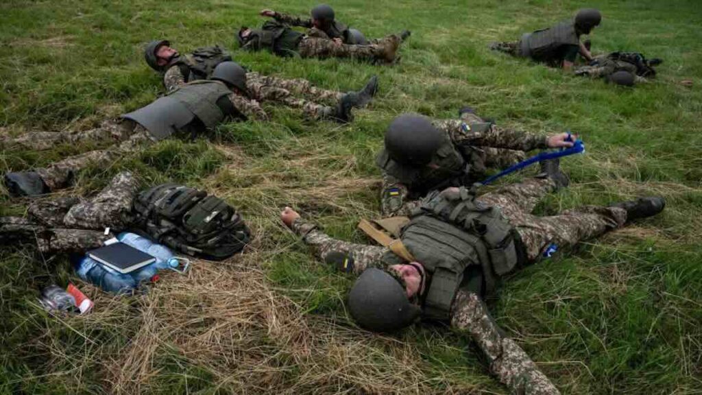 ukrajinski vojnici leže tokom vežbe previjanja, ilustracija