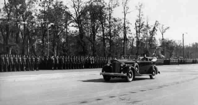Žukov obilazi stroj pred paradu