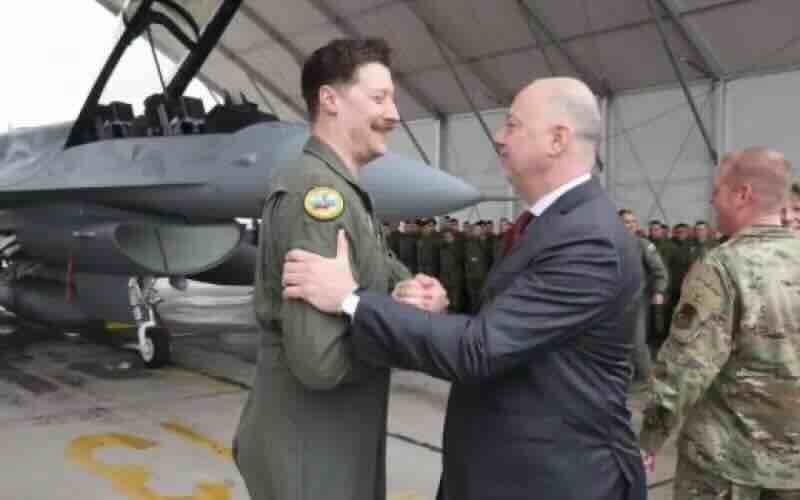 bugarski premijer rosen Željazkov i američki pilot u pozadini dvoseda f 16 koji je stigao u graf ignatijevo