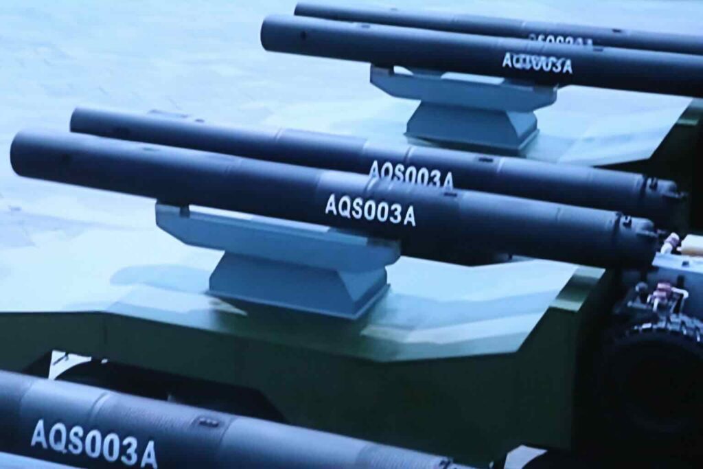 kineska autonomna mina aqs003a se pretpostavlja da može da se aktivira iz torpednih cevi podmornice, kao i da se lansira iz aviona i brodova