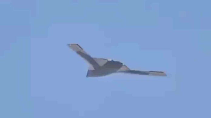 kineski gj x prvi snimak u letu, ogromno „leteće krilo“ sa izlomljenom geometrijom i dvo motornim rasporedom