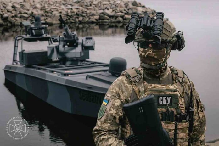 pripadnik sbu dok iza vidimo dron sea baby 2.0