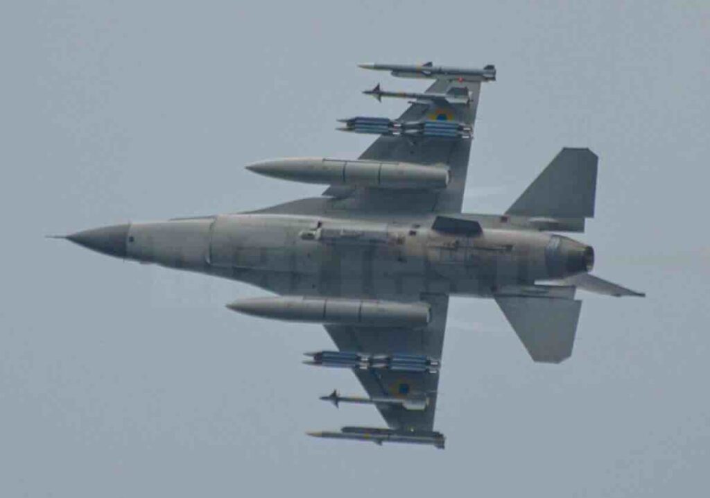 F 16AM opremljen sa 8 vođenih bombi GBU 39 SDB i raketama AIM 9L i AIM 120C