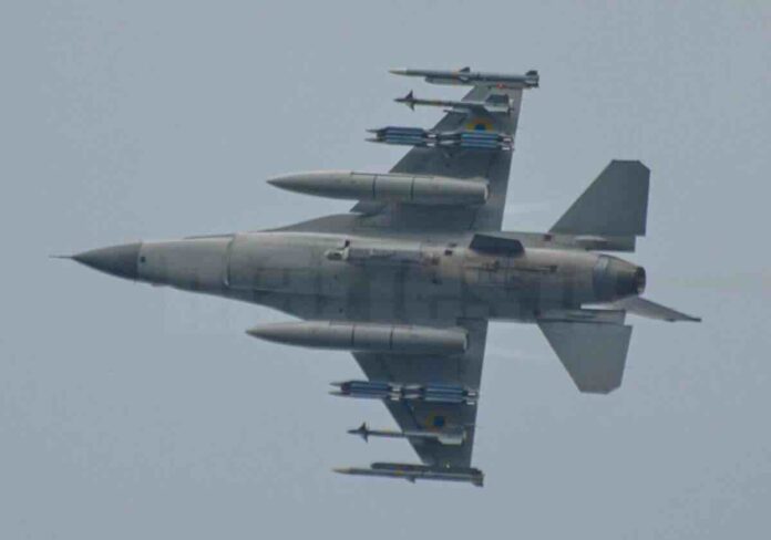 F 16AM opremljen sa 8 vođenih bombi GBU 39 SDB i raketama AIM 9L i AIM 120C