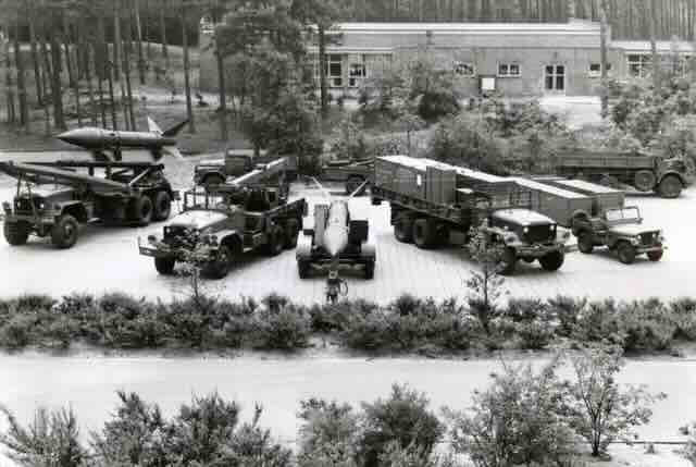 Kompletna lansirna jedinica s pratecim vozilima Kompletna lansirna jedinica s pratećim vozilima