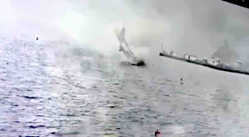 trenutak kada se FA 18 srucio u more pored uss nimitz trenutak kada se F:A 18 srucio u more pored uss nimitz