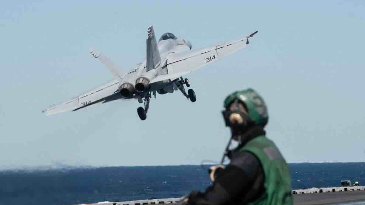 Kako je americki ratni brod greskom oborio sopstveni F 18 tokom okrsaja sa Hutima iznad Crvenog mora Kako je američki ratni brod greškom oborio sopstveni F 18 tokom okršaja sa Hutima iznad Crvenog mora?