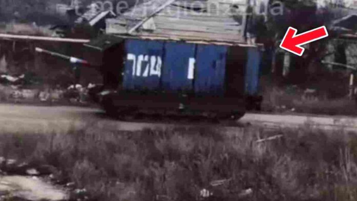 Ruski tenk sa kontejnerom kao zaštitom od dronova